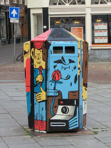 838841 Afbeelding van de beschilderde afvalbak op de Korte Minrebroederstraat bij het Stadhuis te Utrecht.N.B. Het ...